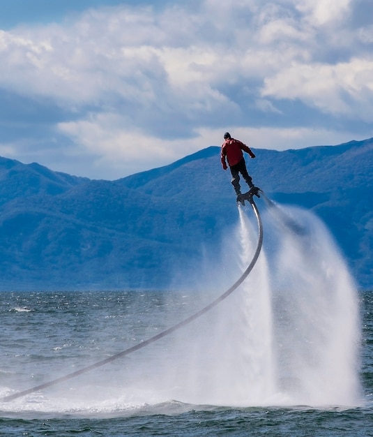 Foto man die zich voordeed op nieuwe flyboard