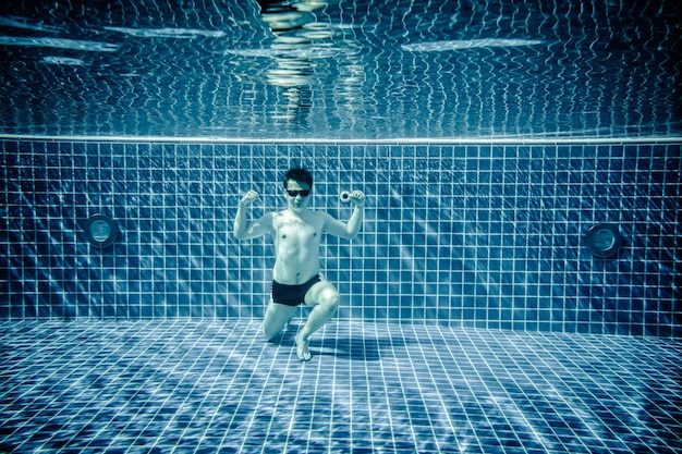 Man die zich voordoet als Superman onderwaterzwembad