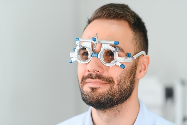 man die zijn gezichtsvermogen controleert met een speciale ooglens