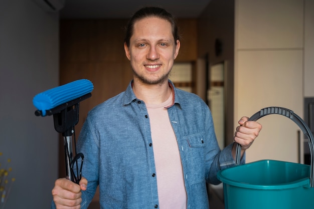 Foto man dienaar doet klusjes in huis