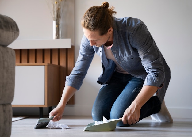 Foto man dienaar doet klusjes in huis