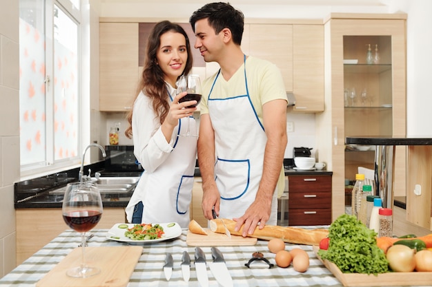 Man diner koken voor vrouw