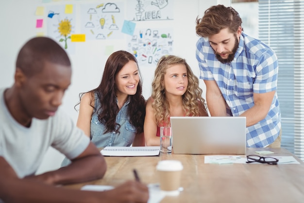 Uomo che discute con le donne alla scrivania