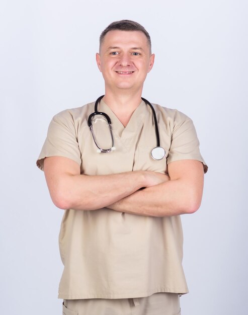 청진기를 가진 남자 의사 의사 유니폼 의학 및 건강 전문 의사 흰색 배경에 숙련 된 의사 베이지 색 옷 개인 진료소 건강 확인 의사 경력
