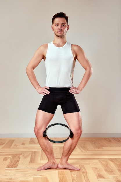 Photo a man does exercises on a pilates reformer reformers for pilates gymnastics