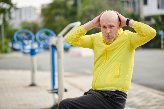 Man doet abs oefening