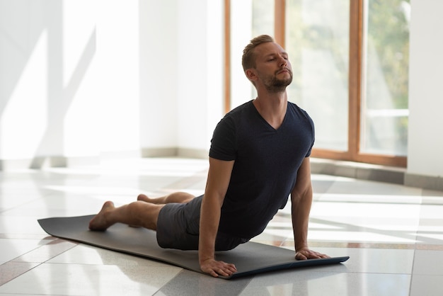 Man doet cobra pose binnen