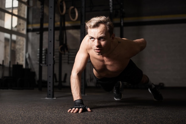 Man doet een hand push-up