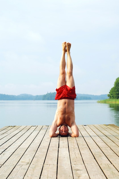 Man doet headstand