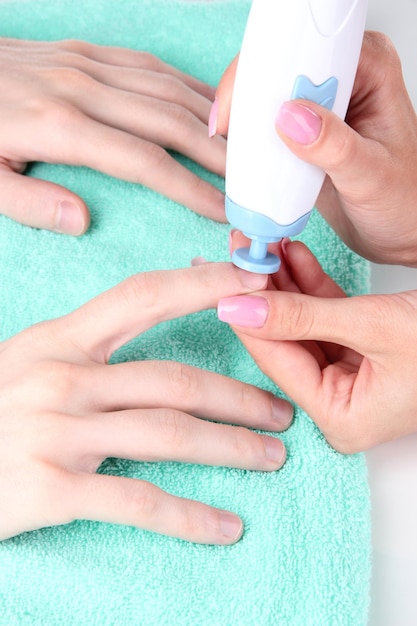 Man doet manicure in salon