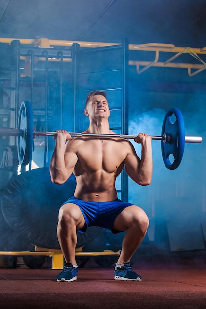 Man doet oefeningen met barbell