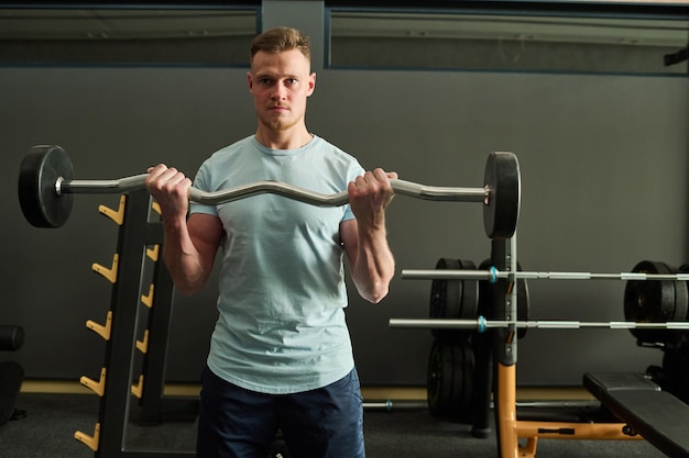 Man doet oefeningen met barbell