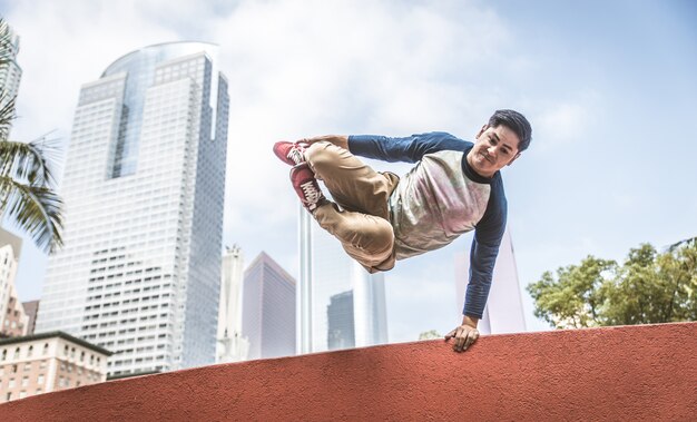 Man doet parkour