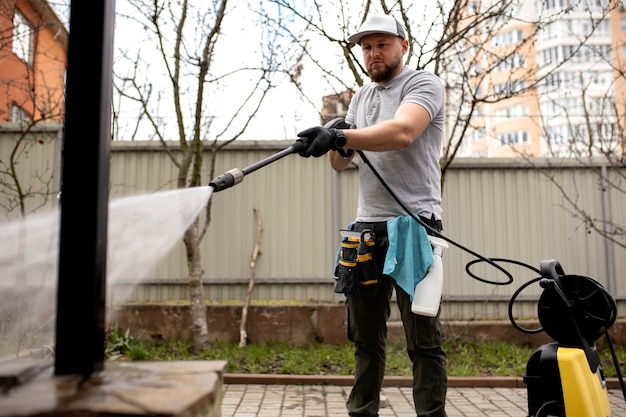 Foto man doet professionele schoonmaakservice