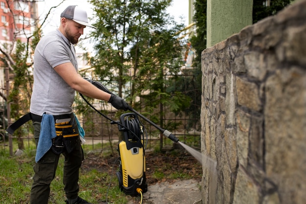 Foto man doet professionele schoonmaakservice