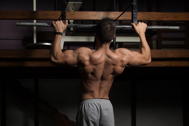 Man doet pull-ups Beste rugoefeningen