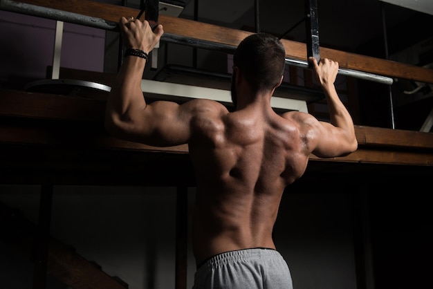 Man doet pull-ups Beste rugoefeningen