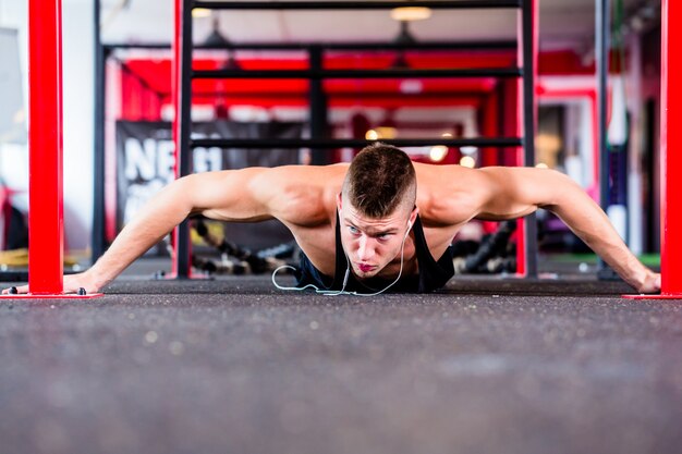Man doet push-up in sport fitness gym