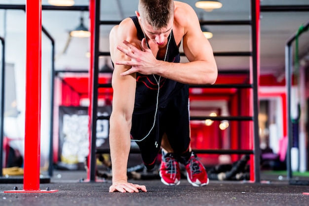 Man doet push-up in sport fitness gym