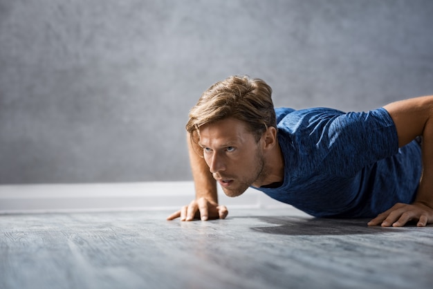 Man doet push-ups