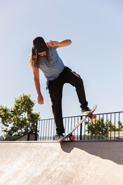 Foto man doet truc op skateboard