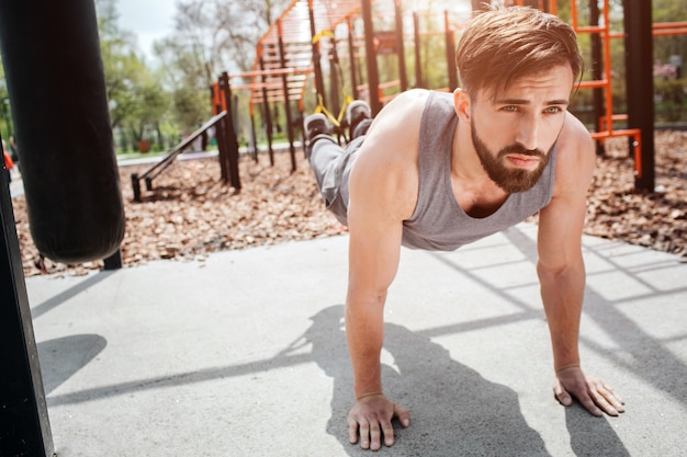 Man doet wat push-ups