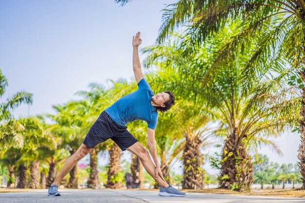 Man doet yoga in een tropisch park