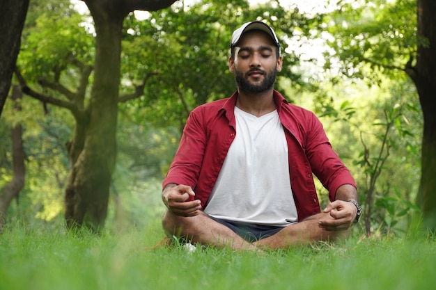 Man doet yoga voor angst