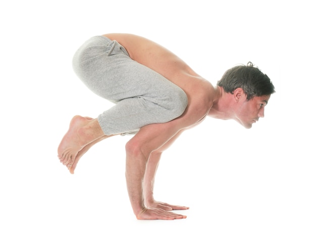 man doet yoga