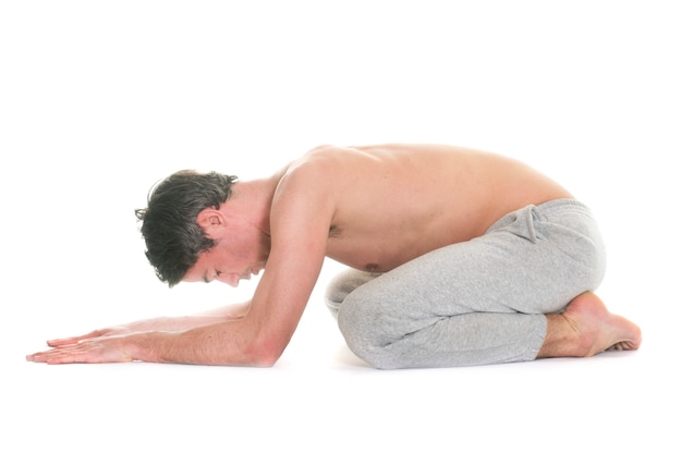 man doet yoga