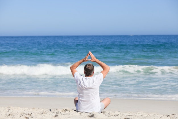 Man doet zijn stukken op het strand