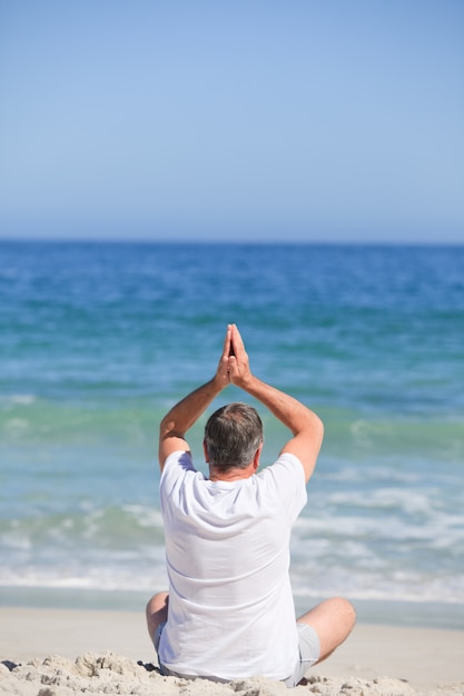 Man doet zijn stukken op het strand