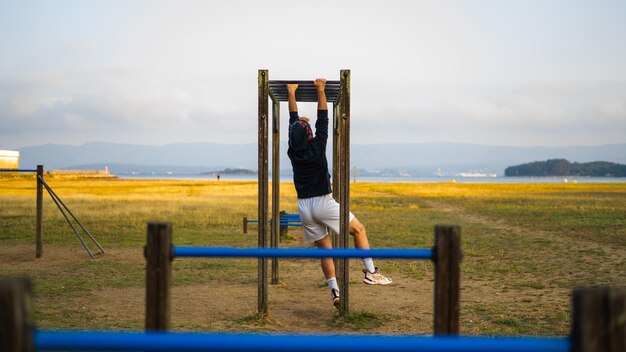 Photo man doing calisthenics on the beach