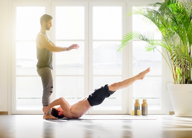 Foto uomo che fa un esercizio di calisthenics di posa della bandiera del drago