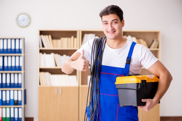 写真 自宅で電気修理をしている男