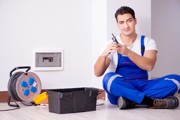 Foto uomo che fa le riparazioni elettriche a casa