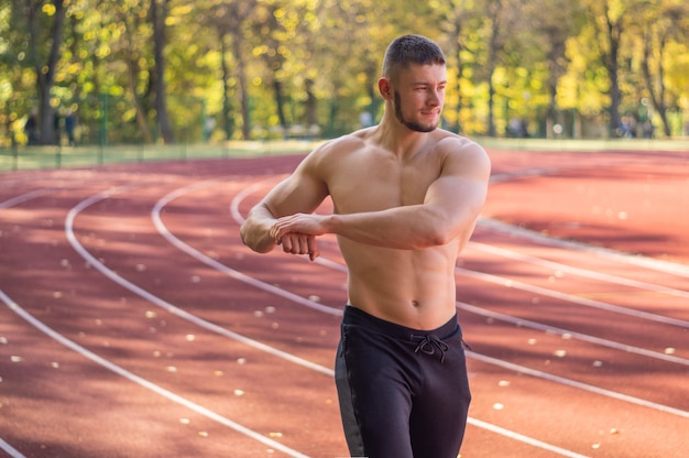 屋外で運動をしている男