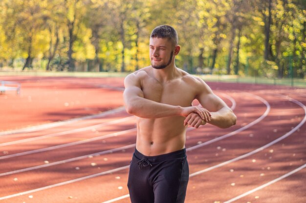 屋外で運動をしている男