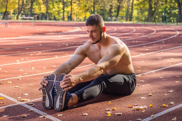 屋外で運動をしている男