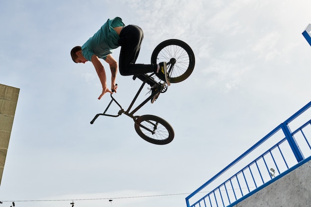 Uomo che fa acrobazie bmx estreme