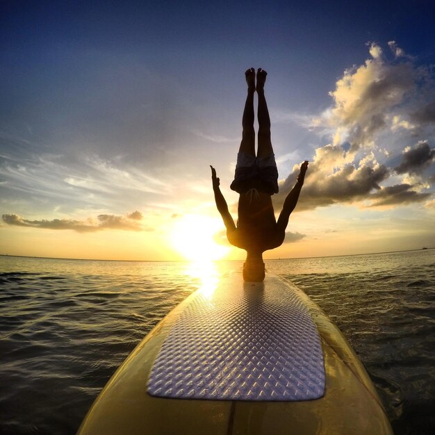 Photo man doing headstand