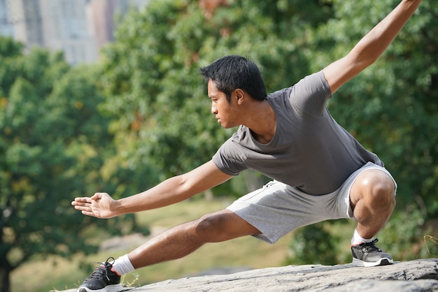 Фото Человек делает упражнения боевого искусства в центральном парке