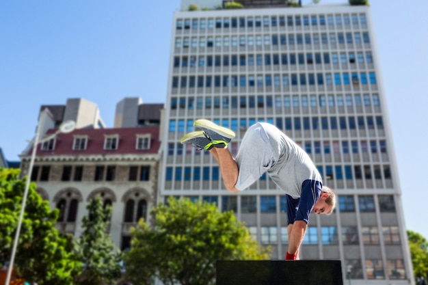 도시에서 parkour하는 남자