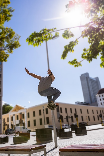 Photo man doing parkour in the city