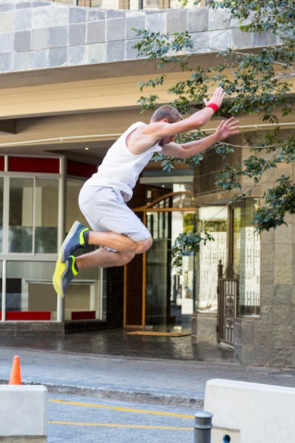 Photo man doing parkour in the city