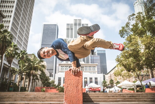 Uomo che fa parkour