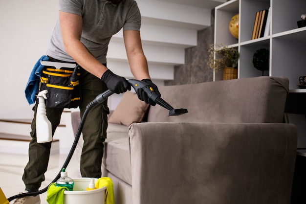 Photo man doing professional home cleaning service