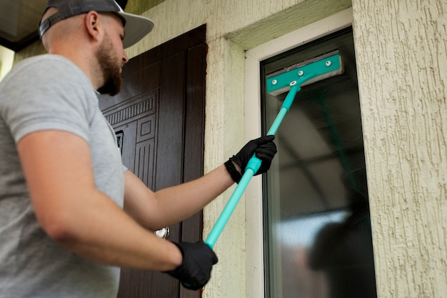 Foto uomo che fa servizio professionale di pulizia della casa