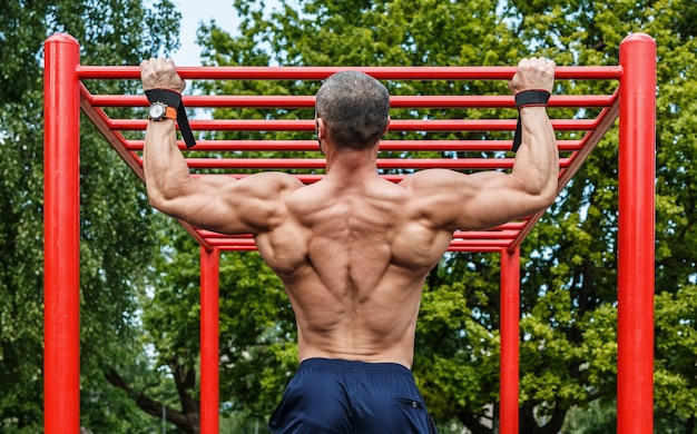 写真 鉄棒でプルアップをしている男