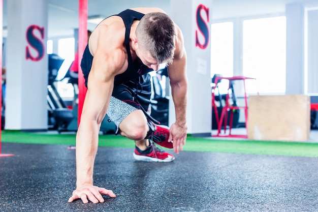 Uomo che fa push-up in palestra fitness sportivo